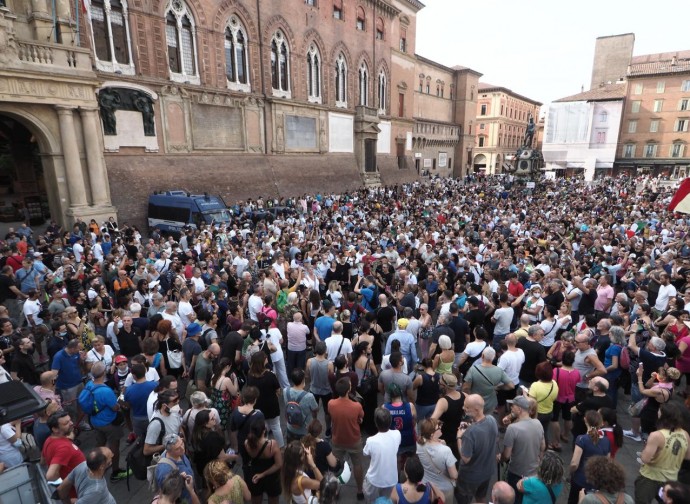 Bologna, la piazza contro il Green Pass obbligatorio