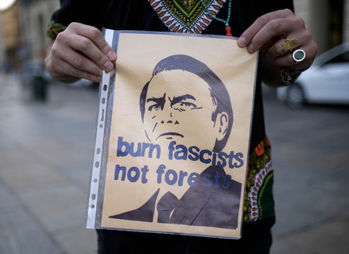 "Bruciate i fascisti non le foreste" "Bruciate i fascisti non le foreste"