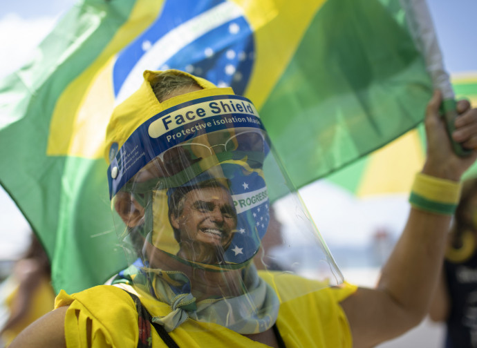 Manifestante pro Bolsonaro (con maschera e paraocchi)