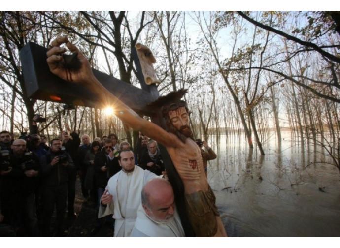 La processione sugli argini del Po a Brescello