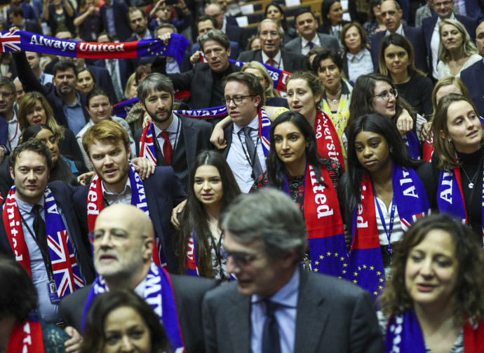 Sciarpe con lo slogan "sempre uniti" nel Parlamento Europeo Sciarpe con lo slogan "sempre uniti" nel Parlamento Europeo