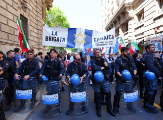 La Brigata Ebraica scortata dalla polizia (La Presse)