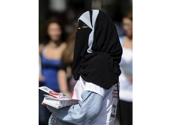 Musulmana protesta contro la legge anti-burqa Musulmana protesta contro la legge anti-burqa