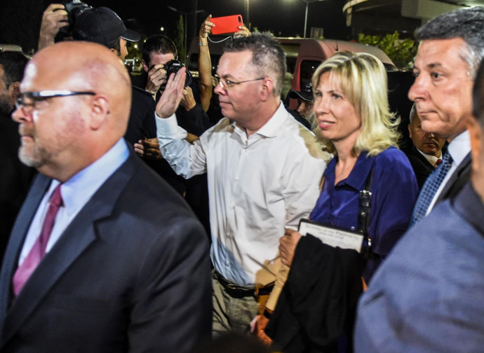 Andrew Brunson saluta la folla a Smirne, una volta tornato libero Andrew Brunson saluta la folla a Smirne, una volta tornato libero