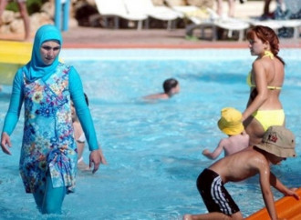 Burkini: obbligatorio in Europa, vietato in Marocco