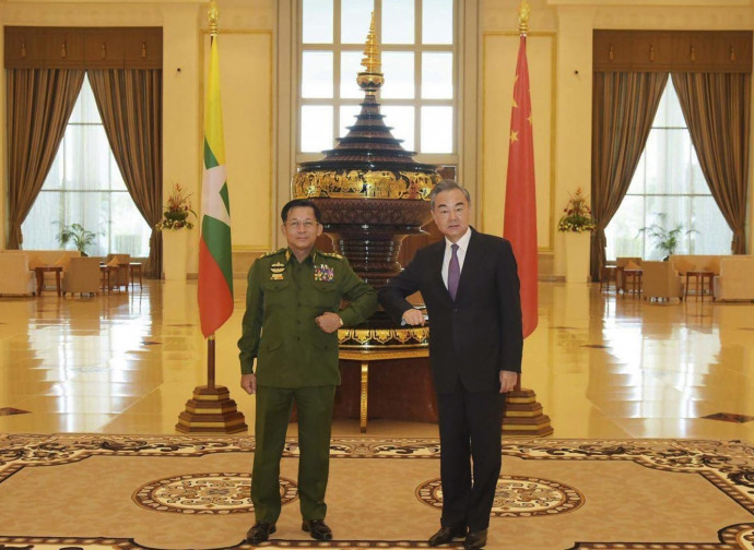 Il generale Min Aung Hlaing con Wang Yi (ministro degli Esteri cinese) Il generale Min Aung Hlaing con Wang Yi (ministro degli Esteri cinese)