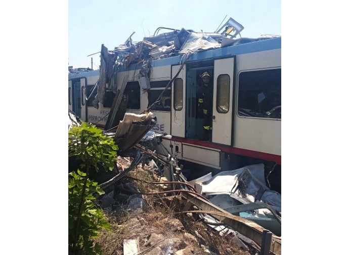 Lo scontro tra i due treni ad Andria Lo scontro tra i due treni ad Andria
