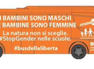 Il bus delle famiglie subisce i primi attacchi