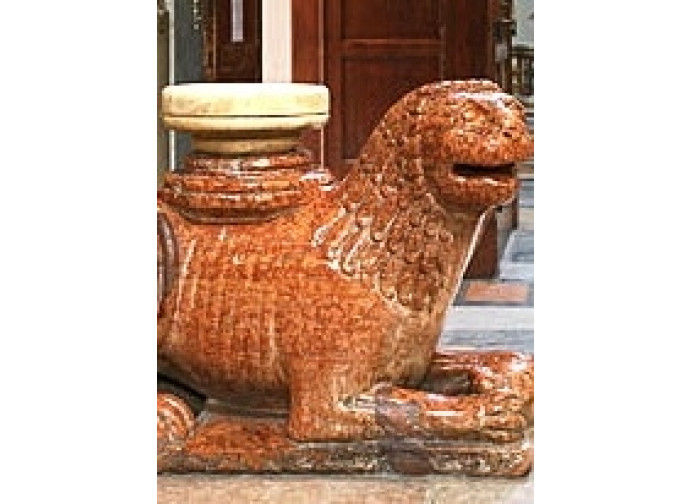 Il leone acquasantiera della cattedrale di San Pietro a Bologna Il leone acquasantiera della cattedrale di San Pietro a Bologna