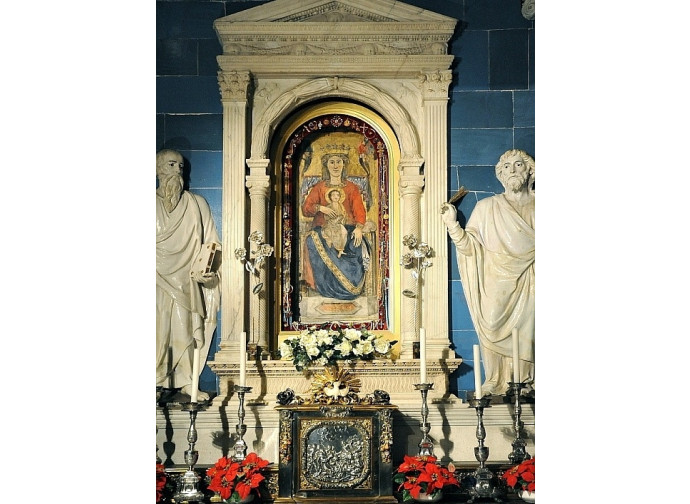 L'interno della chiesa dell'Impruneta, vicina a Firenze L'interno della chiesa dell'Impruneta, vicina a Firenze