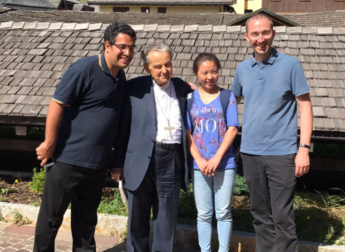 Da sinistra padre Duglas, il cardinal Caffarra, Cecilia e don Alberto Da sinistra padre Duglas, il cardinal Caffarra, Cecilia e don Alberto