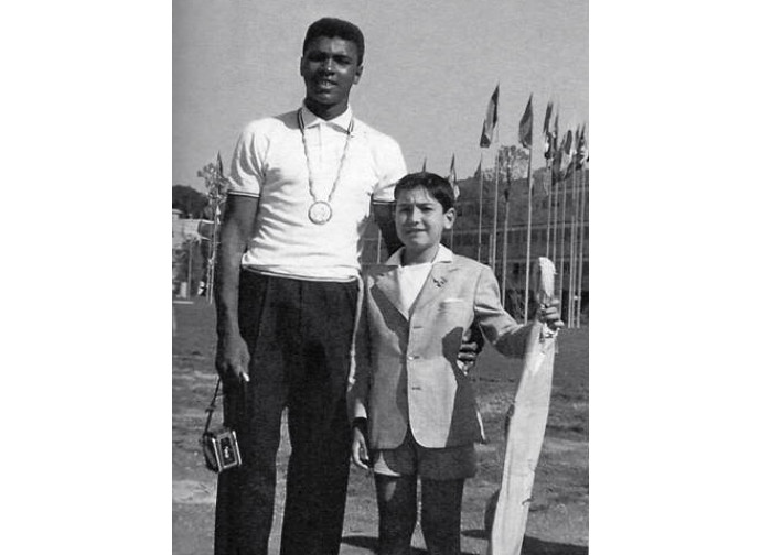 Cassius Clay con Rino Cammilleri, allora bambino di 9 anni Cassius Clay con Rino Cammilleri, allora bambino di 9 anni