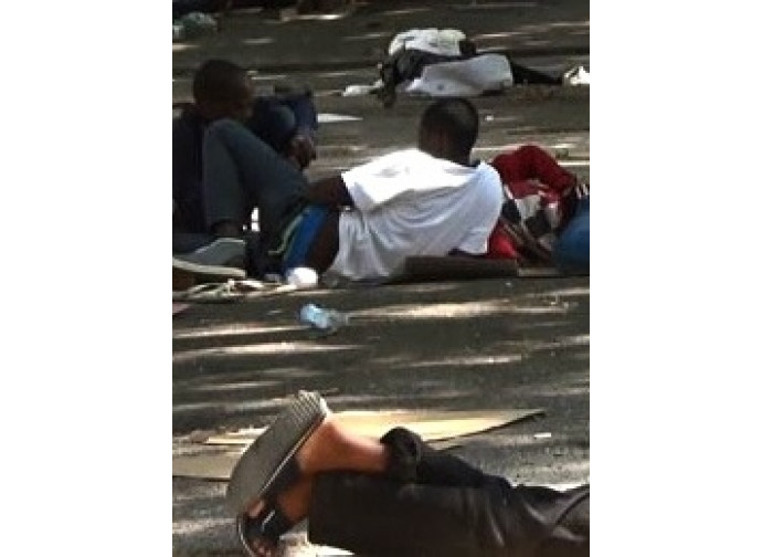 Bivacco di immigrati in una strada di Milano Bivacco di immigrati in una strada di Milano