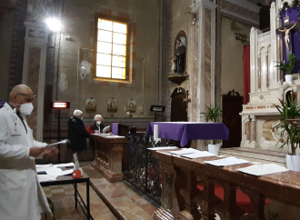 Gesù sloggia, c'è il vaccino: la sala d'attesa è in chiesa