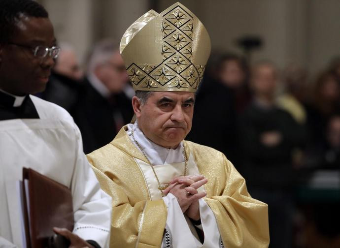 Il cardinale Becciu Il cardinale Becciu