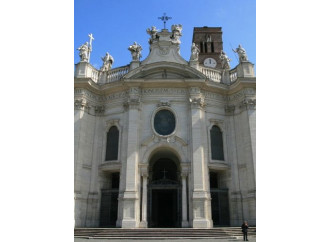 La Chiesa con parti della Croce e uno dei denari di Giuda