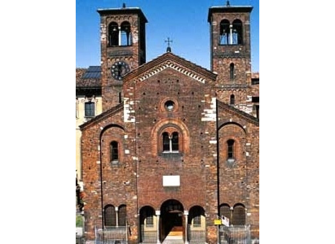 La facciata della chiesa del Santo Sepolcro a Milano La facciata della chiesa del Santo Sepolcro a Milano