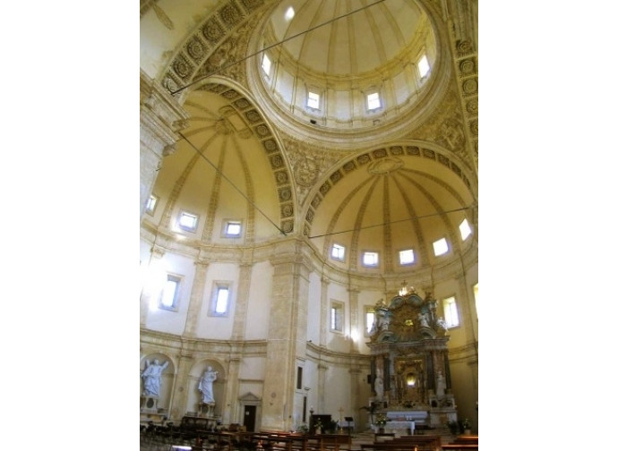 L'interno della chiesa di Santa Maria della Consolazione a Todi L'interno della chiesa di Santa Maria della Consolazione a Todi