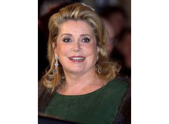 Oui, je suis Catherine Deneuve, nonna ammazza bimbi