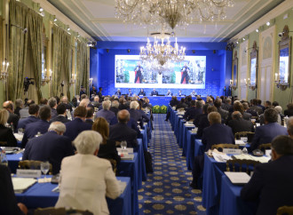 I salotti buoni assolvono il deficit e benedicono Conte