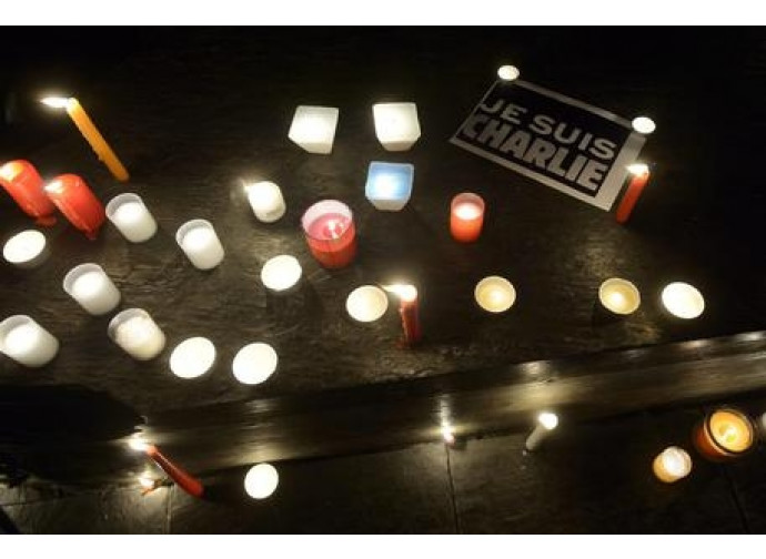 Charlie Hebdo, il tributo dei parigini Charlie Hebdo, il tributo dei parigini