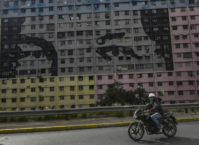 Murales di Chavez sulla facciata di case popolari a Caracas