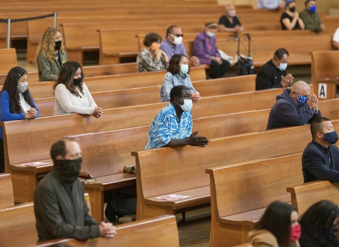 Chiesa con distanziamento Chiesa con distanziamento