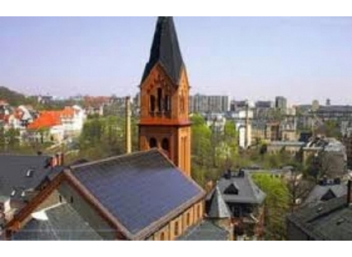 Chiesa con pannelli fotovoltaici sul tetto