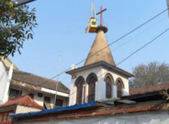 Cina, lotta alle religioni: distrutta chiesa storica