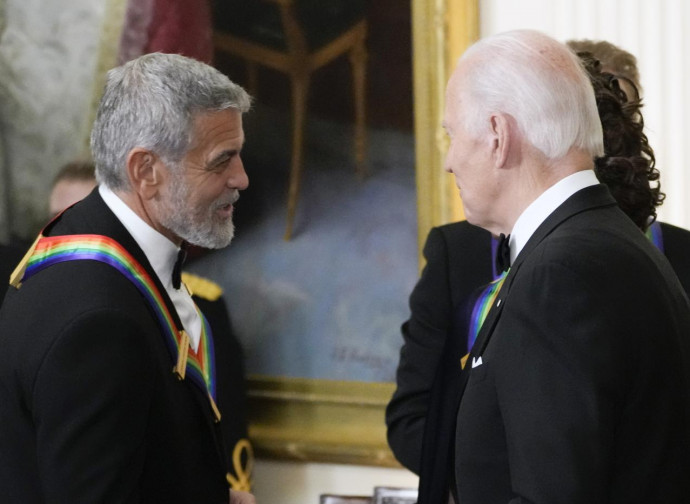 George Clooney ricevuto da Joe Biden (La Presse) George Clooney ricevuto da Joe Biden (La Presse)