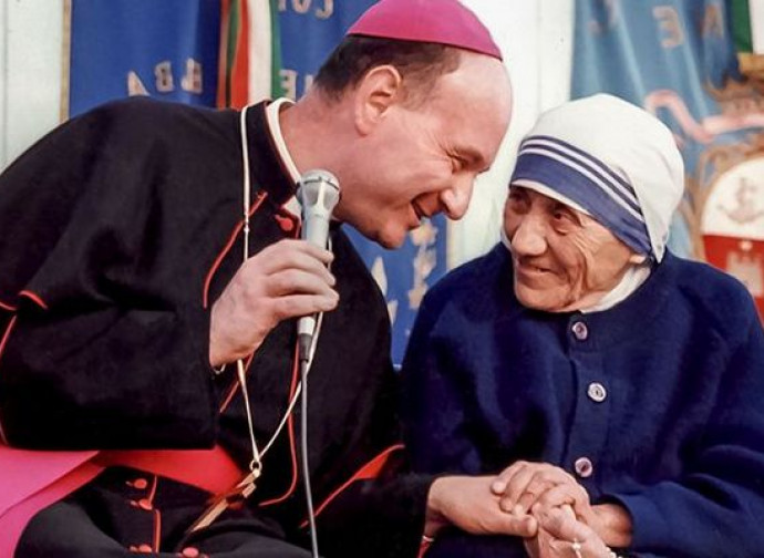 Monsignor Comastri con Madre Teresa di Calcutta