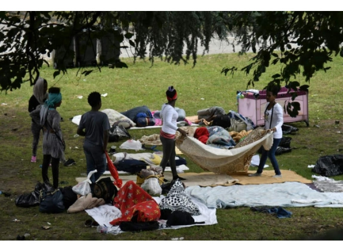 Immigrati vicino alla stazione di Como