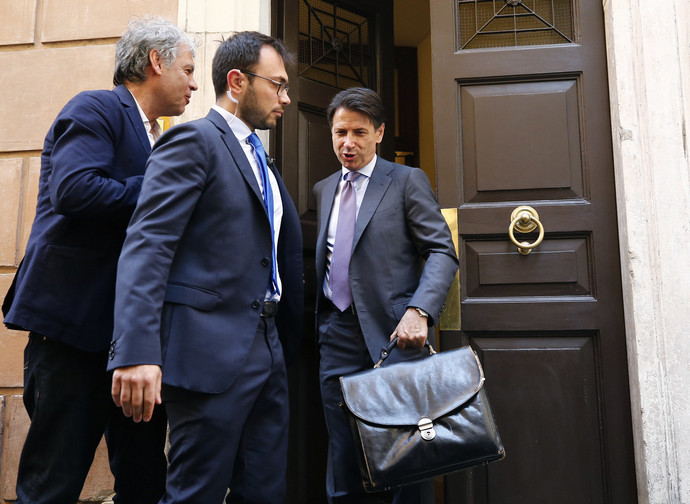 Il presidente del Consiglio Conte esce di casa Il presidente del Consiglio Conte esce di casa