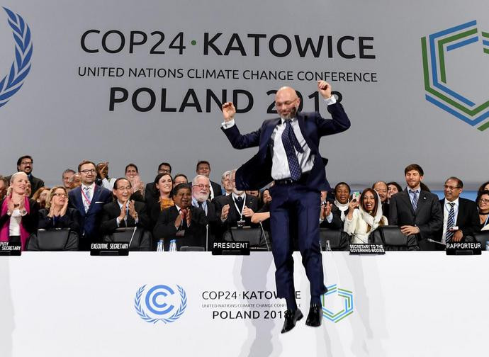 Il presidente della Cop24 Michal Kurtyca salta felice alla fine della Conferenza