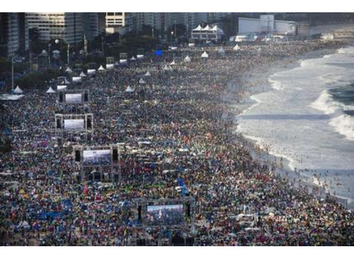 Giovani radunati a Copacabana per il Papa Giovani radunati a Copacabana per il Papa