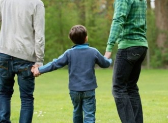 «Non serve l'atto di nascita»: via libera ai figli dei gay