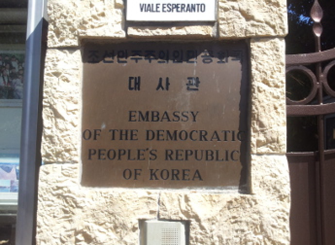 La targa dell'ambasciata nordcoreana a Roma La targa dell'ambasciata nordcoreana a Roma