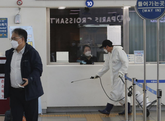 Sanificazione in una stazione di Seul