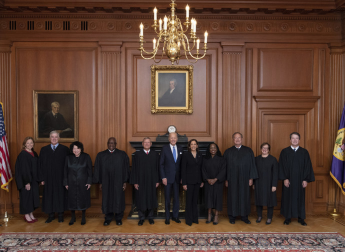 Giudici supremi Usa con il presidente Biden e la vicepresidente Harris