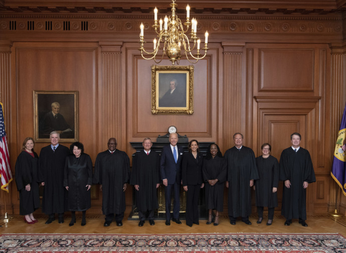 Giudici supremi Usa con il presidente Biden e la vicepresidente Harris Giudici supremi Usa con il presidente Biden e la vicepresidente Harris