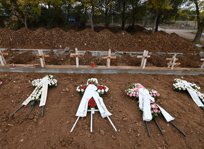 Nuove tombe in Grecia per i morti di Covid Nuove tombe in Grecia per i morti di Covid