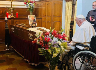 Il Papa alla camera ardente del suo confessore