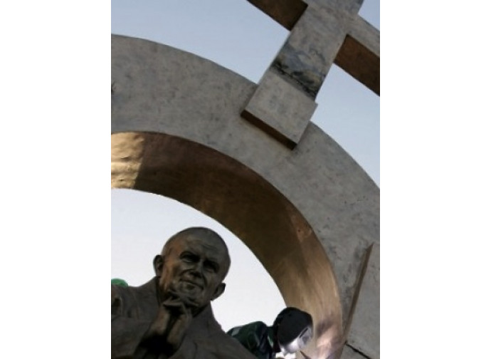 La Croce e la statua del Papa a Ploërmel La Croce e la statua del Papa a Ploërmel