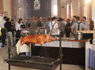 Il maialino arrosto in chiesa e le segnalazioni dei lettori