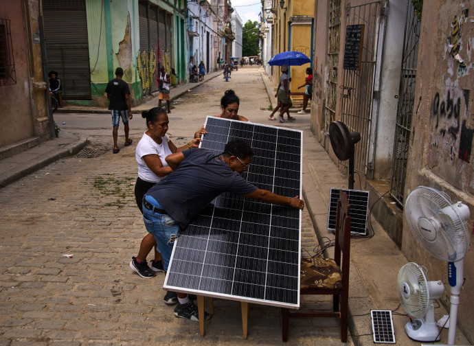 Cuba, pannelli solari contro la penuria elettrica (AP)