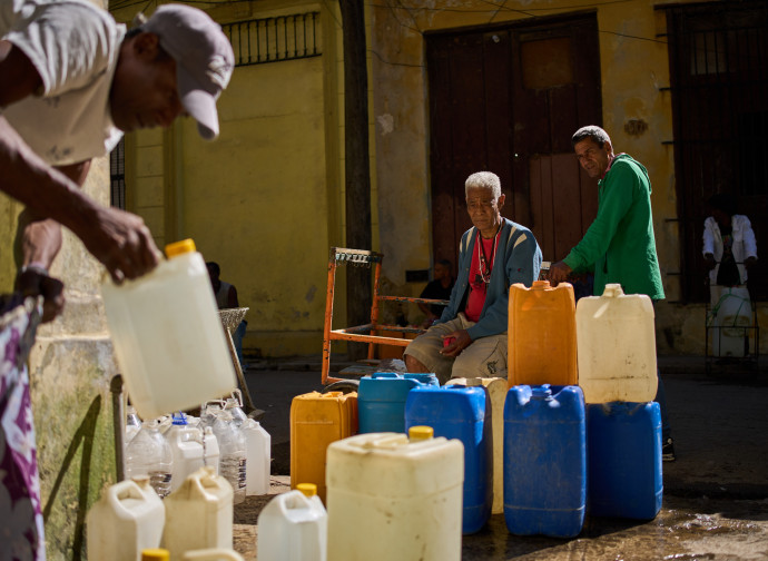 L'Avana, scorte d'acqua per sopravvivere al blackout (AP)