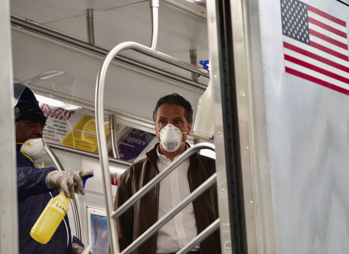 Andrew Cuomo ispeziona la metropolitana di New York