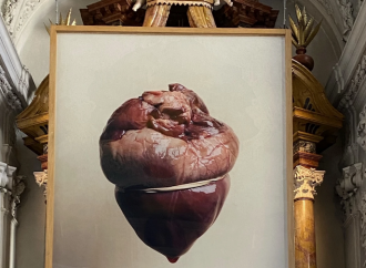 Il cuore di maiale in chiesa, la blasfemia venduta per arte