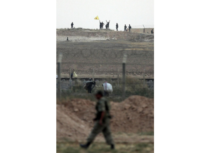 Curdi dell'YPG al confine con la Turchia Curdi dell'YPG al confine con la Turchia