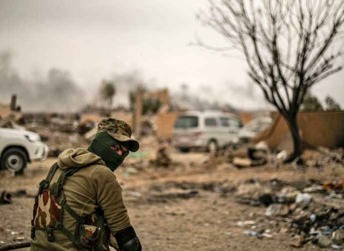 Miliziano delle Forze Democratiche Siriane a Baghouz nell'Est della Siria
